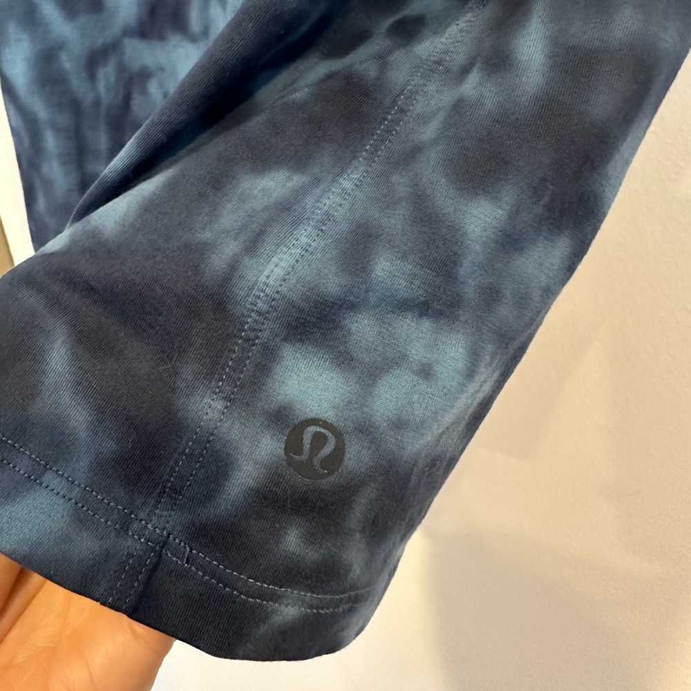 LIKE NEW lululemon All Yours Tank Marmoleado Tie Dye Soft Denim True Navy Size 4 - Picture 6 of 7